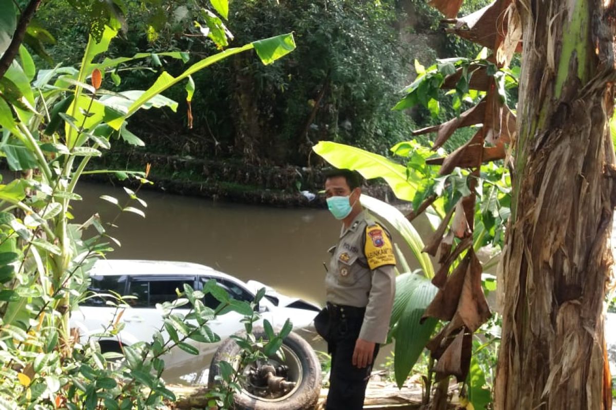 Mobil Pajero terjun bebas ke Sungai Titi Payung Sei Bingai Langkat