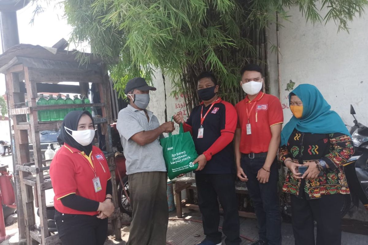 Gandeng komunitas media, BMCI bagi 400 paket bahan pokok gratis