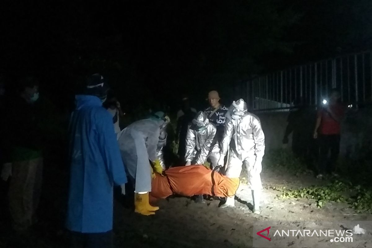 Sebelum meninggal, ternyata pemuda ditemukan tergeletak di batu grip terlihat mondar-mandir di Pantai Cermin Pariaman