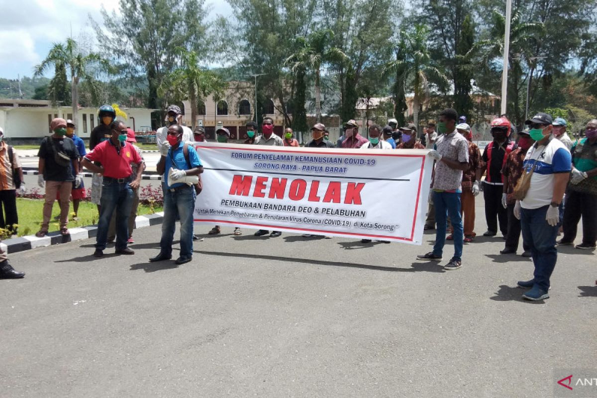 Warga Kota Sorong Papua Barat demo desak wali kota tutup bandara