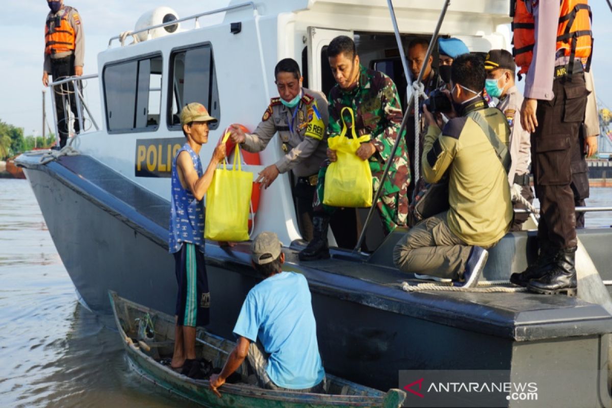 Kapolresta bersama Dandim Banjarmasin bagikan sembako ke warga pesisir