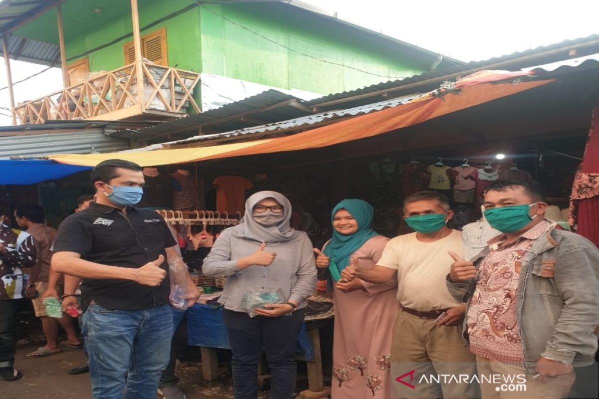 Atika Nasution bagi masker ke pedagang