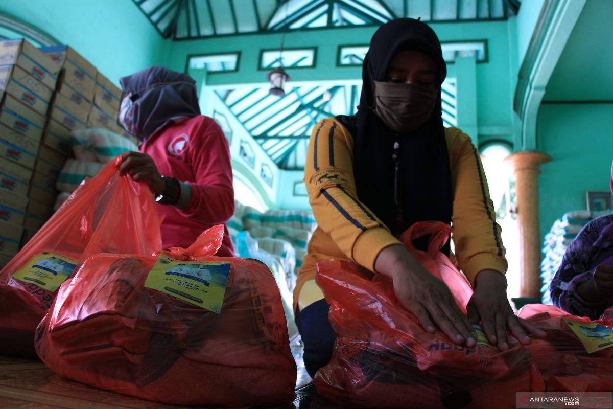 Pemkot Palangka Raya bagikan 10.000 paket sembako 'door to door