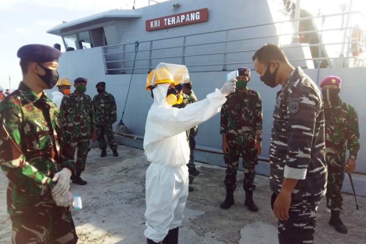 KRI Terapang-648 disemprot disinfektan saat sandar di Lanal Mamuju