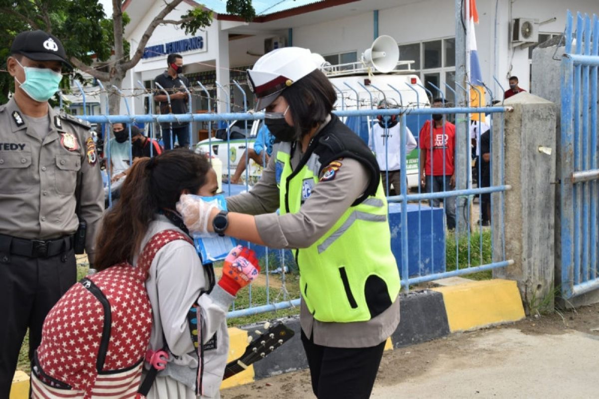 Polwan Polres Manggarai Barat bagi masker kepada masyarakat