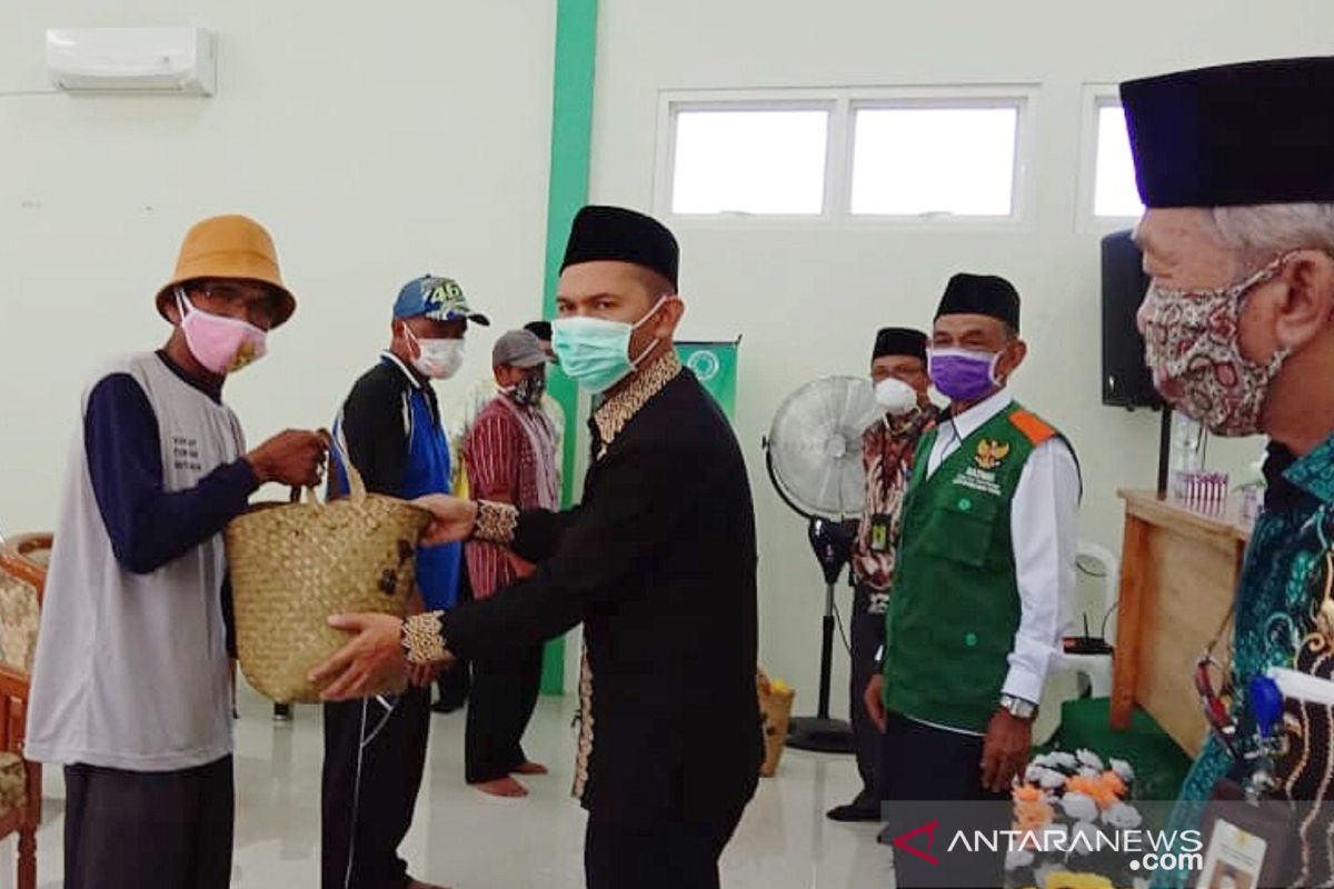 Bersama Pemkab HST, Baznas bagikan paket sembako dan masker kepada tukang becak