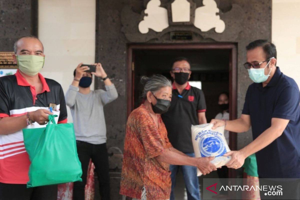 Denpasar government provides food to COVID-19 affected families