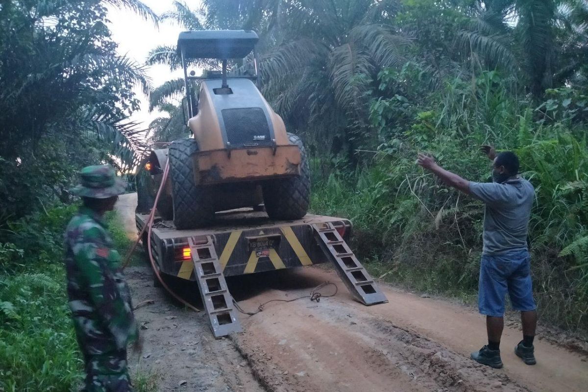 Alat berat Vibro dimobilisasi keluar dari lokasi TMMD