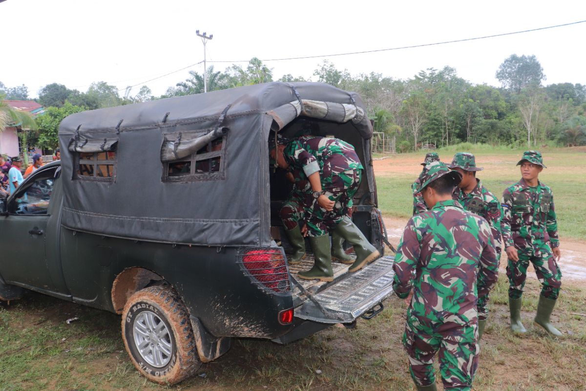 Warga bersemangat bantu kemas-kemas perlengkapan usai TMMD