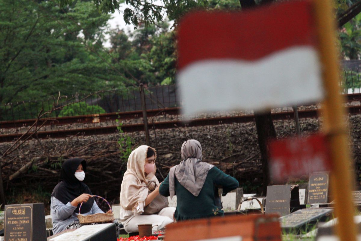 MUI imbau umat ikuti seruan agar sementara  tidak ziarah kubur