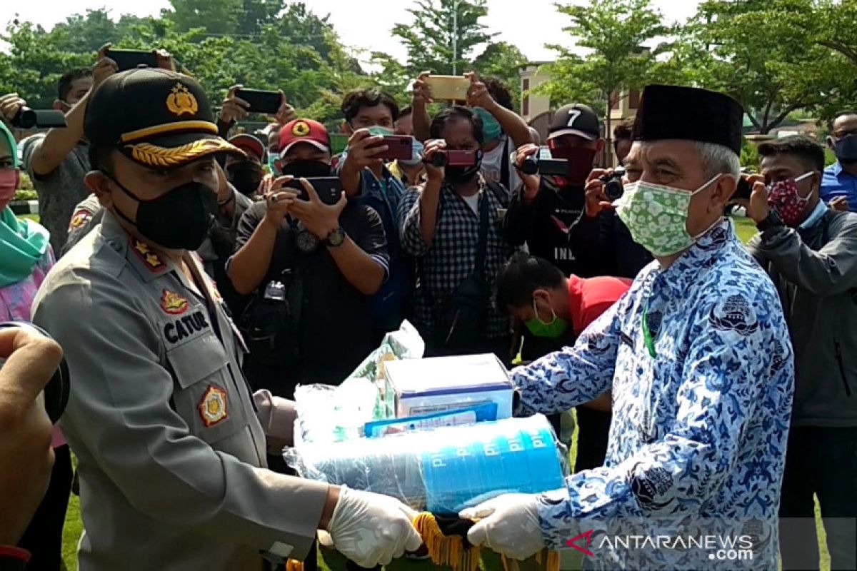 Polres Kudus sumbang APD untuk dua rumah sakit di Kudus