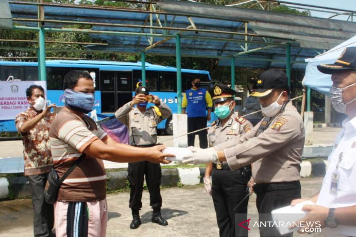 Tim Ditbinmas Polda Sumsel bagikan nasi kotak di terminal bus