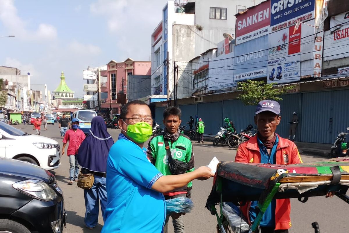 Jelang PSBB, FORMI Kota Tangerang bagikan masker dan sembako