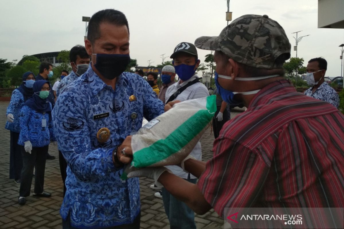 Ratusan PKL di Kabupaten Kudus peroleh bantuan beras lima kg