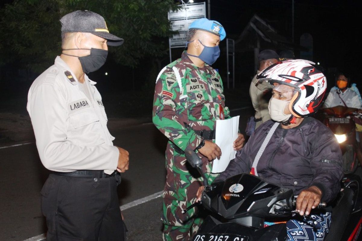 Aparat gabungan Polri-TNI sosialisasikan larangan keluar malam di Biak