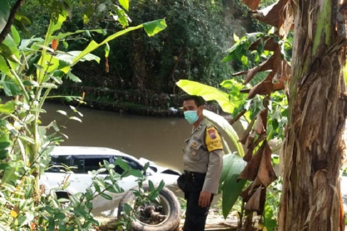 Satu unit mobil pajero terjun ke dalam sungai di Binjai, Sumut