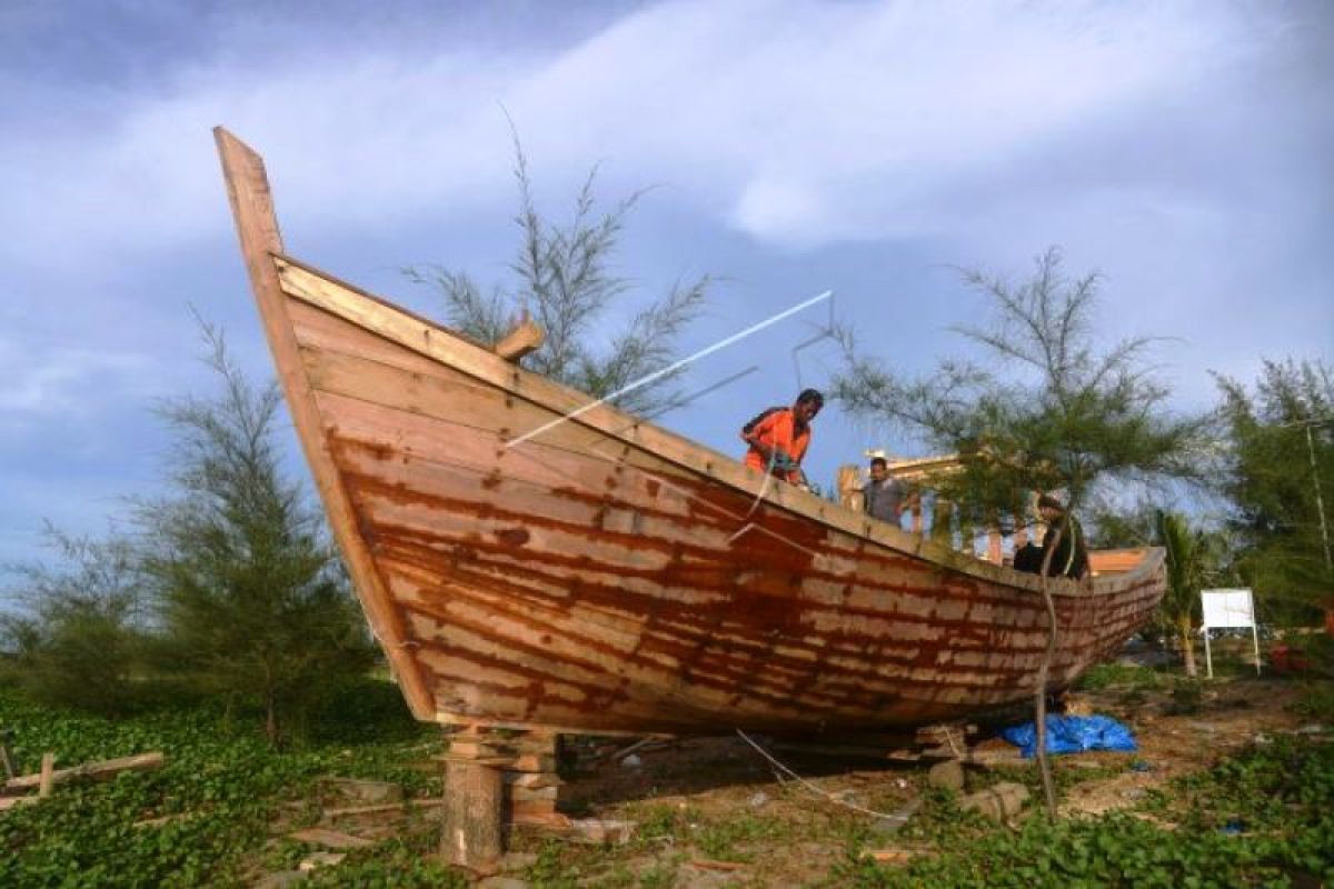 Pembuatan Kapal Kayu Nelayan