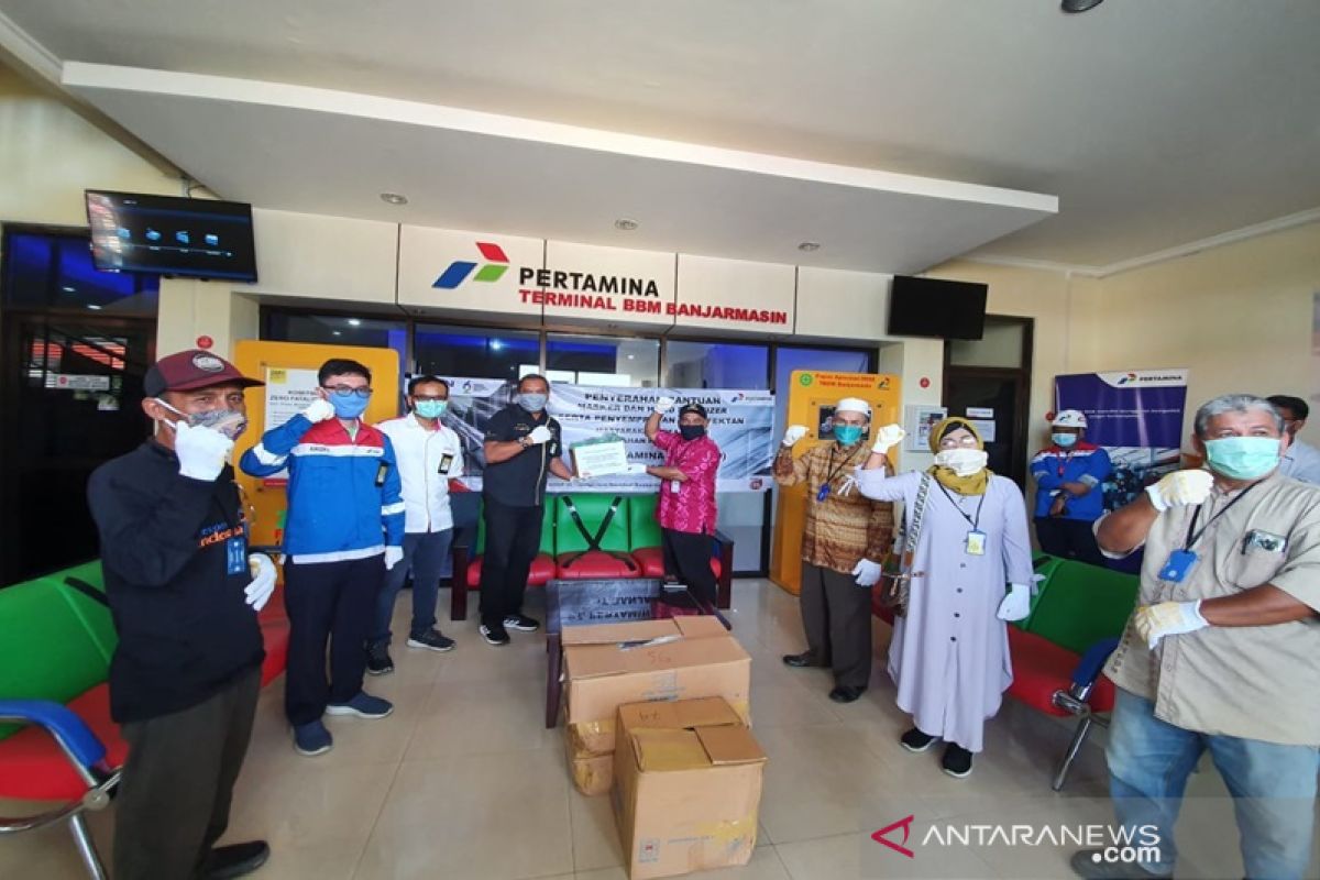 Pertamina bagikan masker dan Hand Sanitizer ke warga