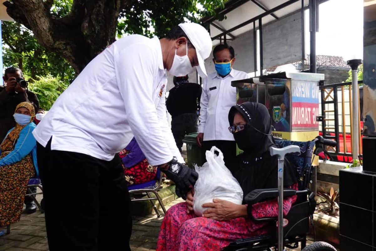 Pemkot Madiun salurkan bantuan bahan pangan bagi warga terdampak COVID-19