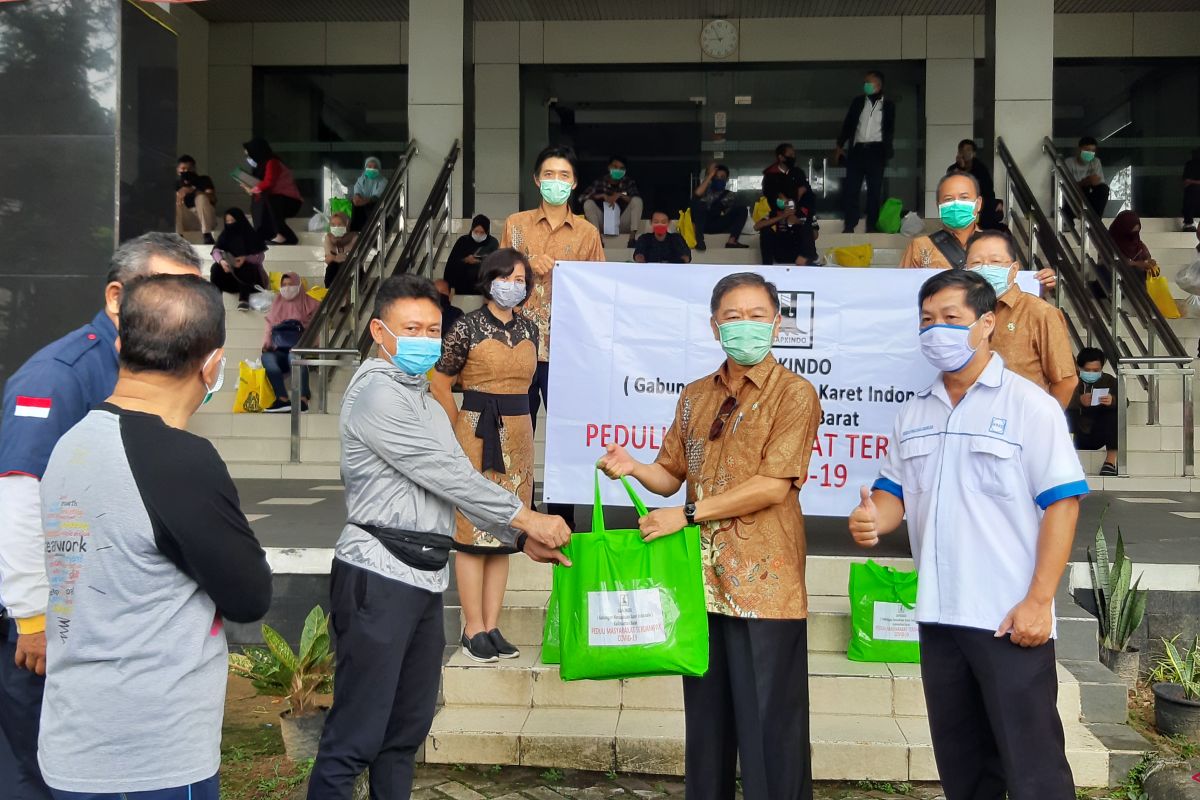 Gapkindo Kalbar berikan 150 paket bantuan sasar pekerja non formal terdampak COVID-19