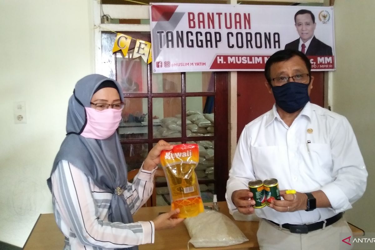 Anggota DPD RI  Muslim M Yatim bagikan 5.000 paket sembako bagi warga terdampak COVID-19