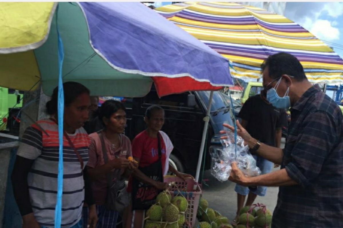 Pemkot Ambon bagi masker kepada pedagang dan supir angkot