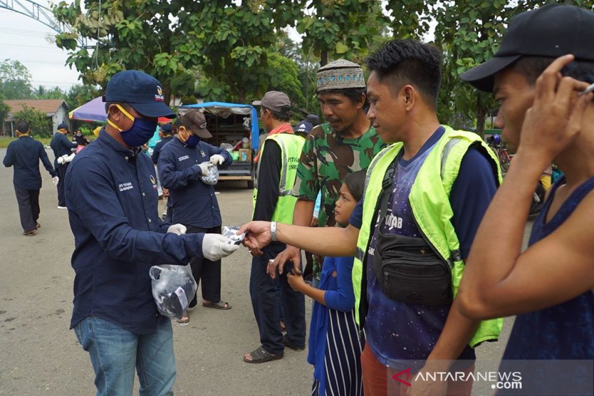 DPD Nasdem HSS bagikan ribuan masker gratis untuk warga