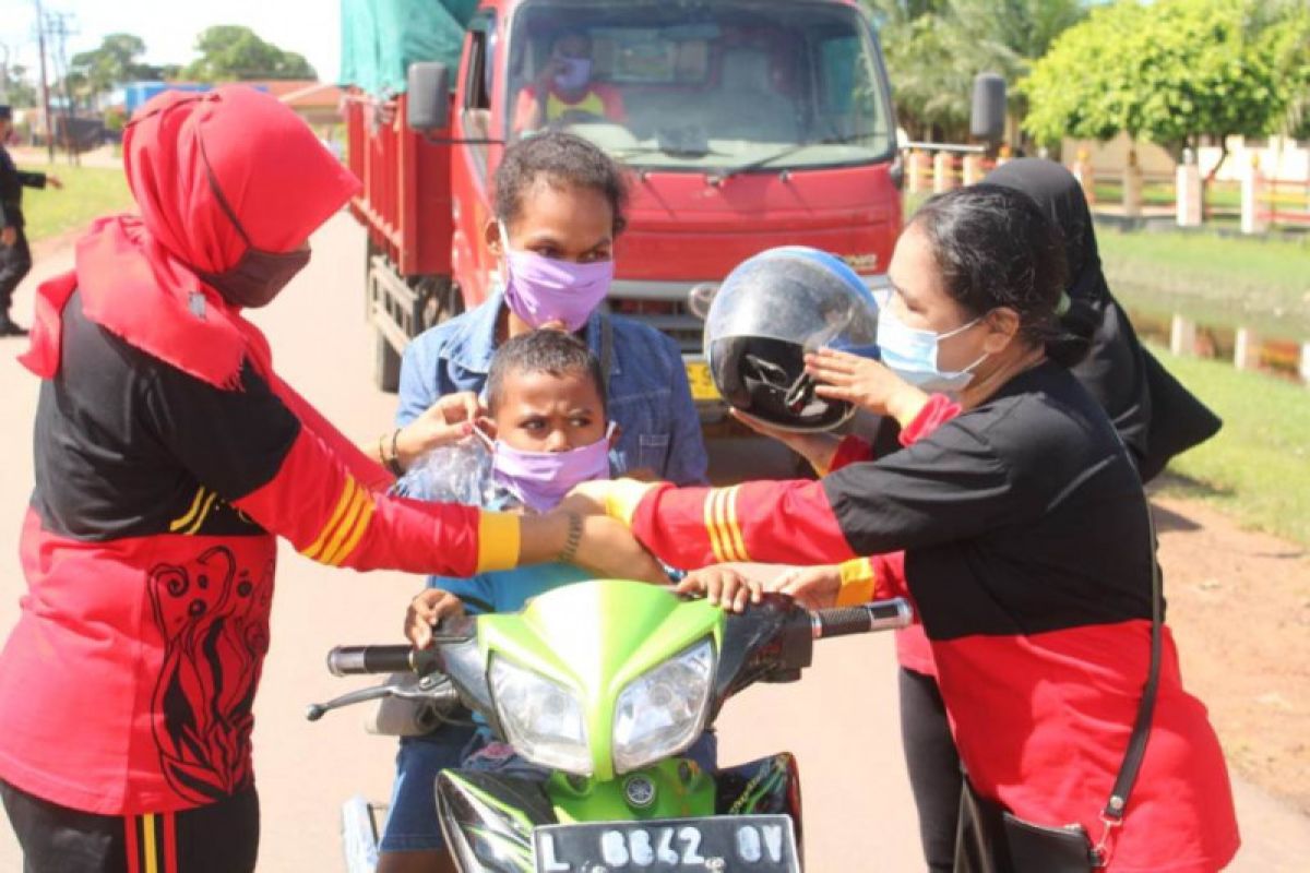 Bhayangkari Brimob Merauke bagikan masker kepada warga cegah corona