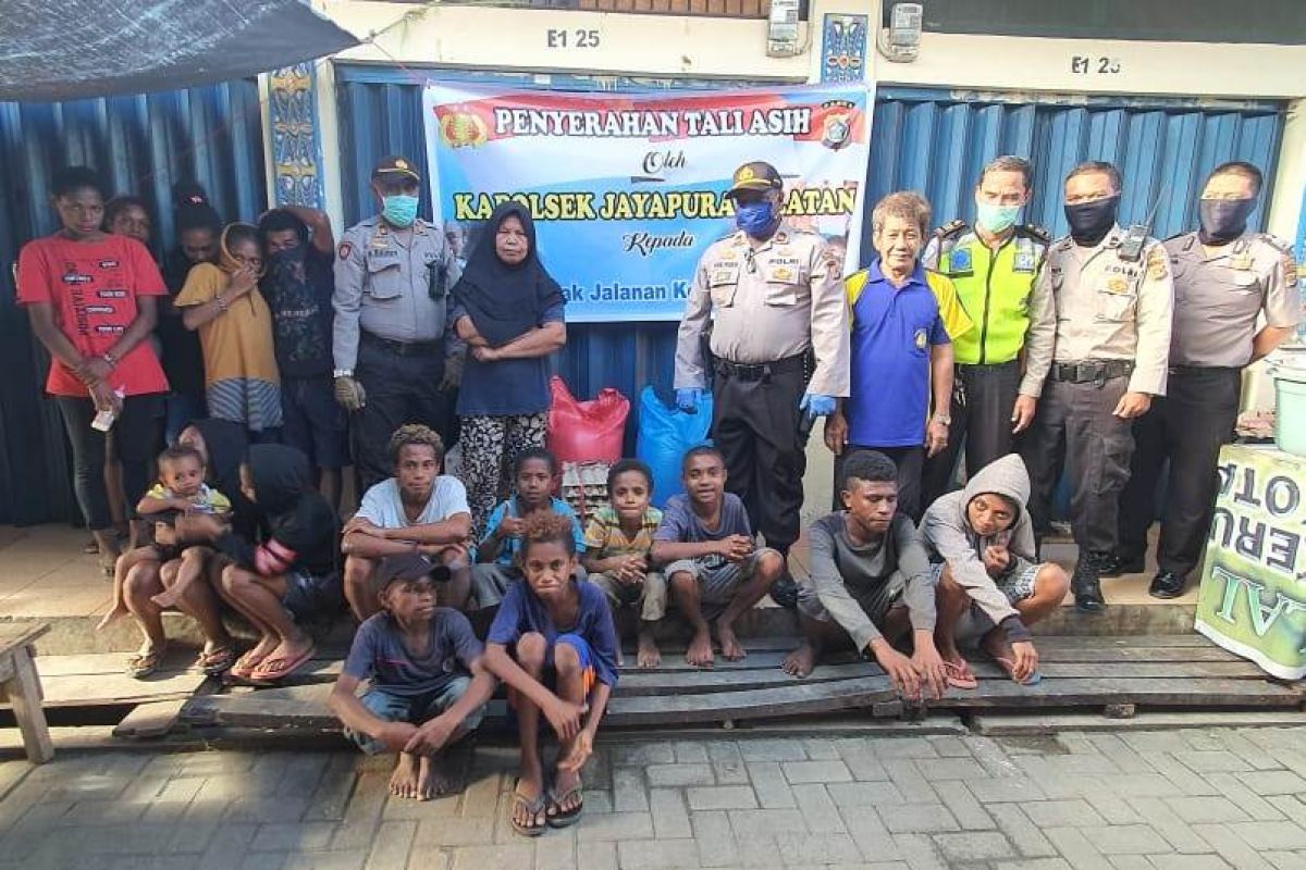 Polisi bagikan sembako kepada anak-anak jalanan di Entrop Jayapura