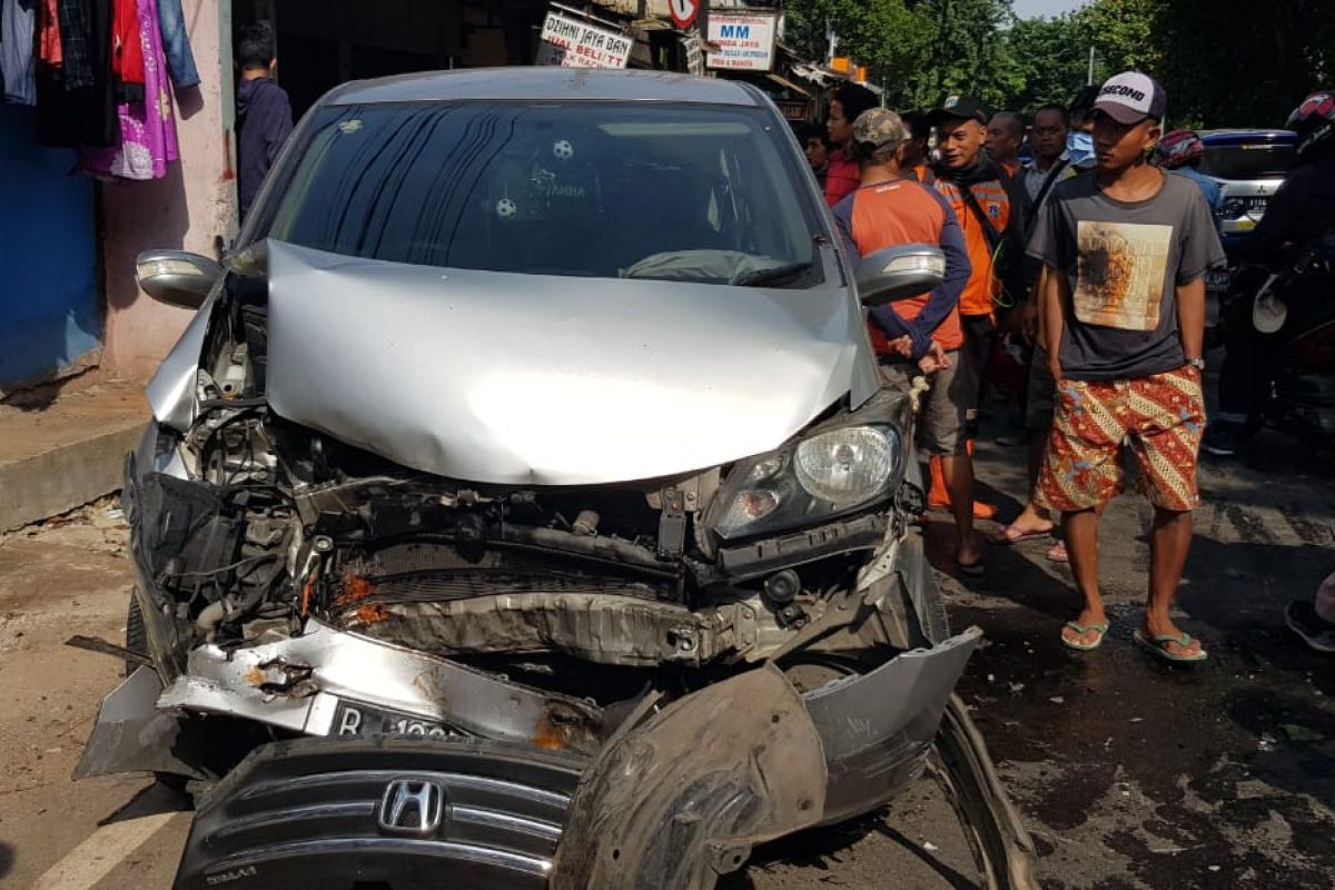 Sopir bertengkar lalu tabrak pembatas jalan di Klender