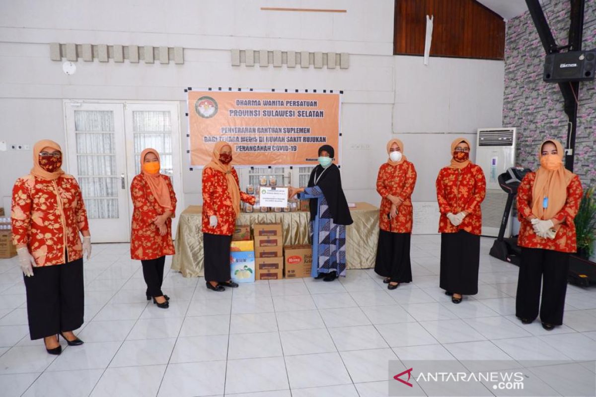 Dharma Wanita Sulsel serahkan bantuan suplemen untuk tim medis