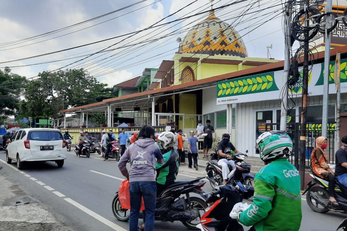 Warga Bintara Jaya terdampak COVID-19 dapat bantuan sembako