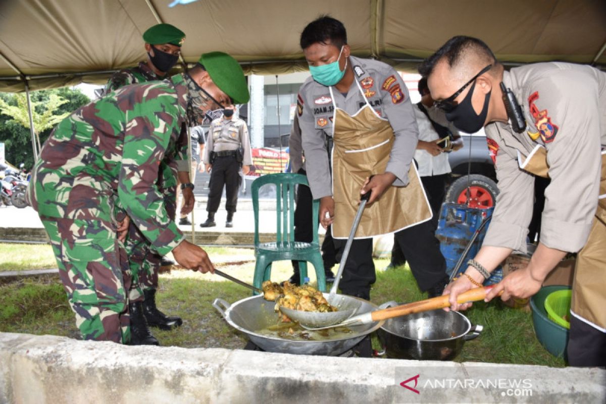 TNI-Polri Samarinda Dirikan Dapur Umum Bantu Warga Terdampak COVID-19