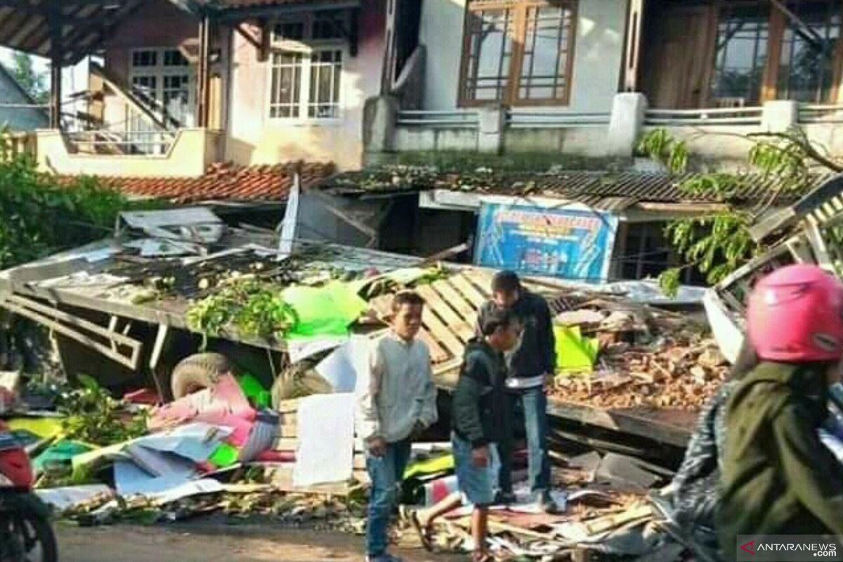 Diduga rem blong truk hantam truk empat orang meninggal dunia