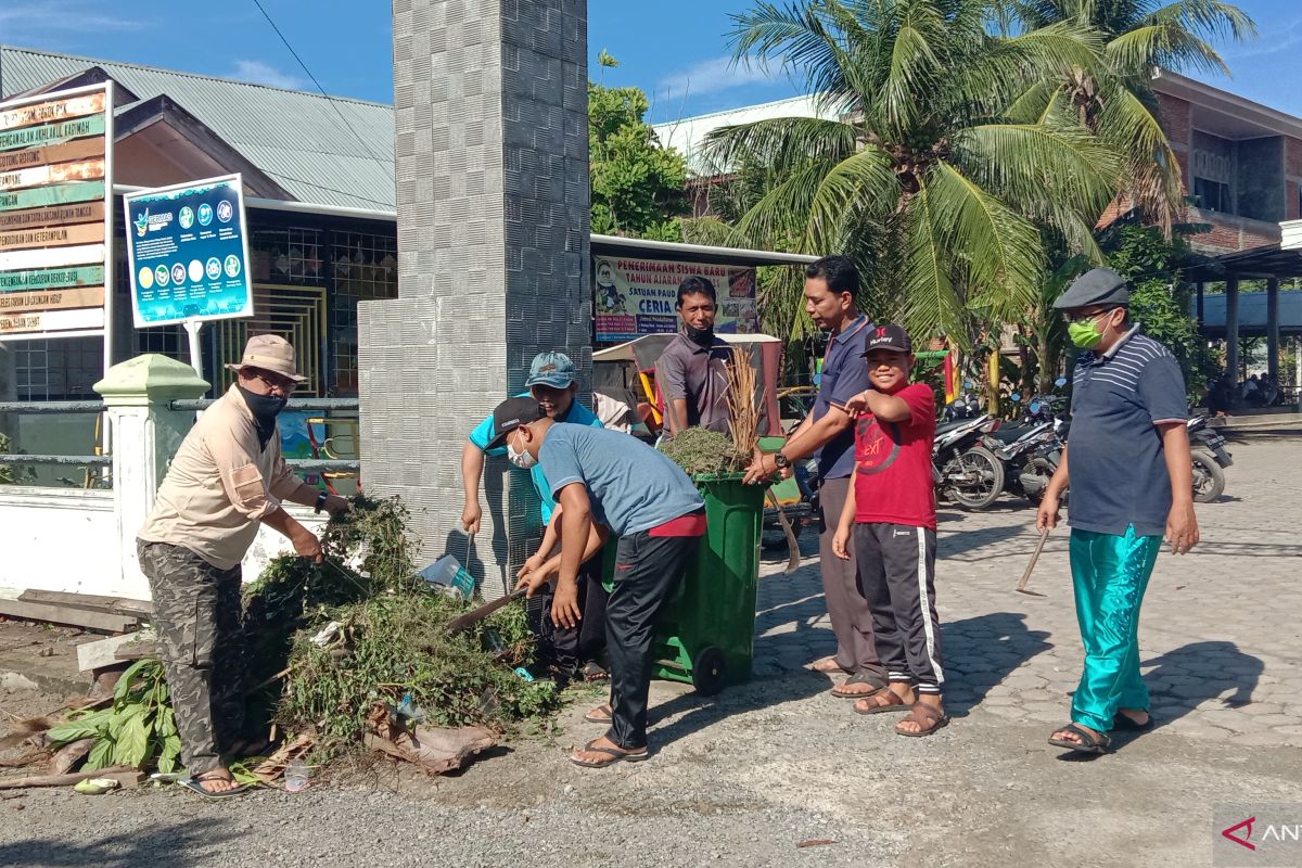 Di tengah pandemi, masyarakat di Banda Aceh gotong royong bersihkan lingkungan