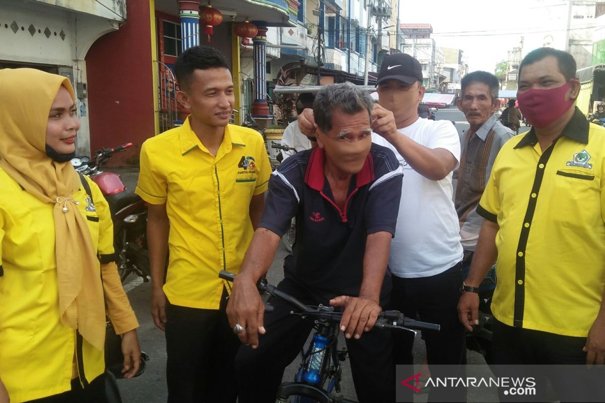 Golkar Rohil bagikan masker kepada warga