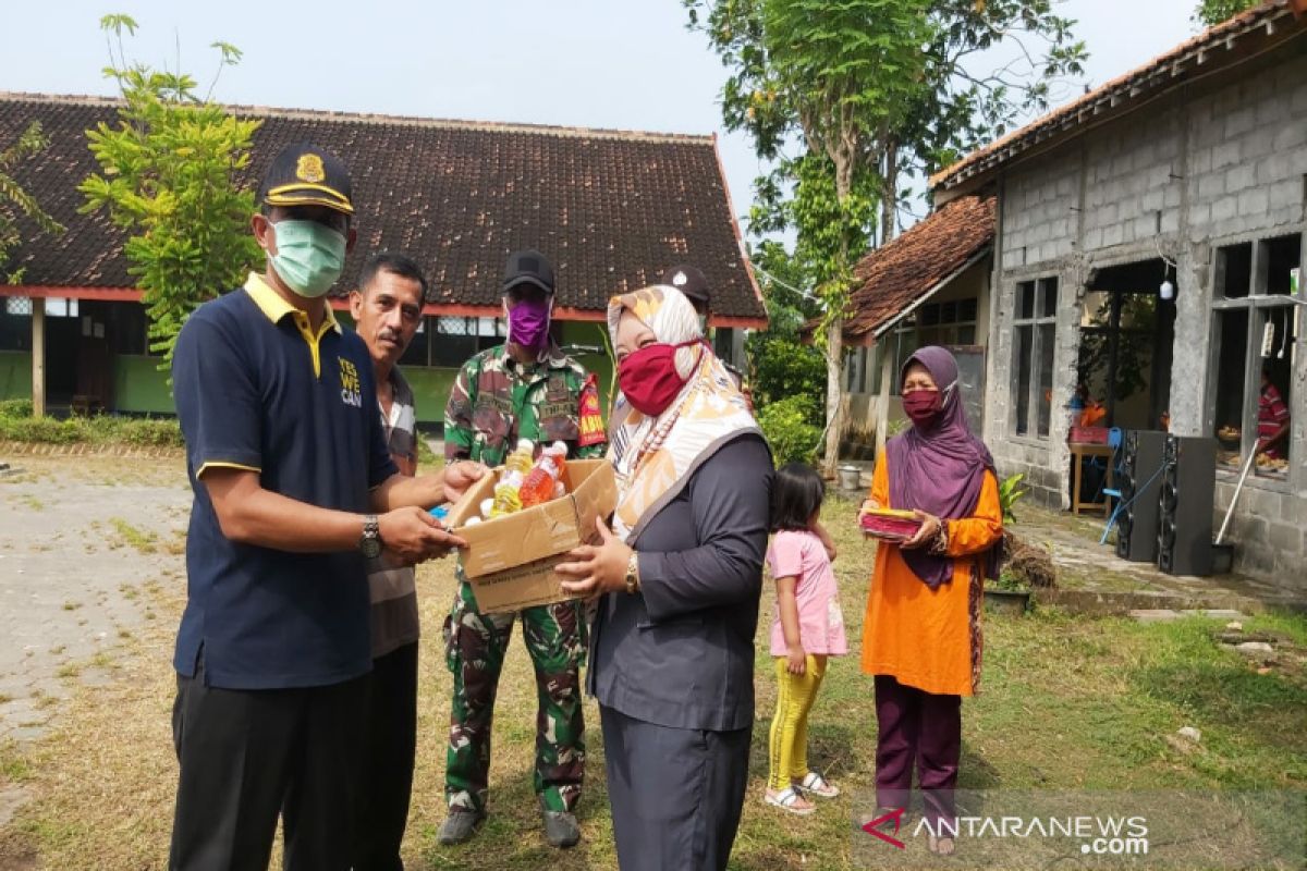 Ketua Fraksi Gerindra DPRD Kulon Progo bagikan masker-pembersih tangan