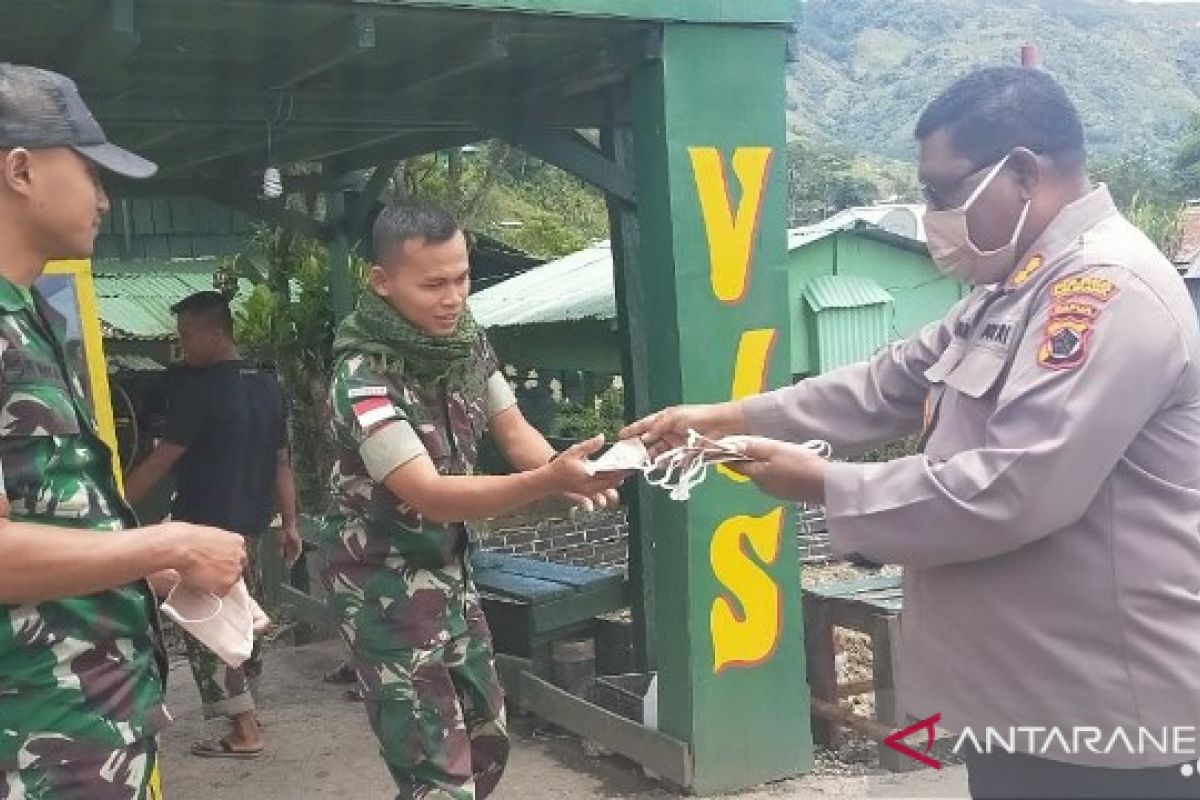 Jaga kekompakan, Kapolres Tolikara bagikan masker ke anggota TNI