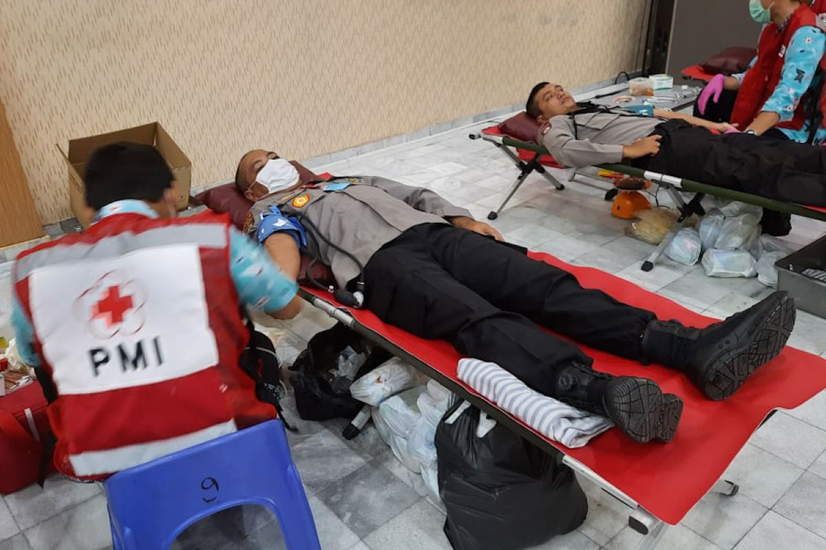 200 personel Polda Lampung donor darah isi stok PMI