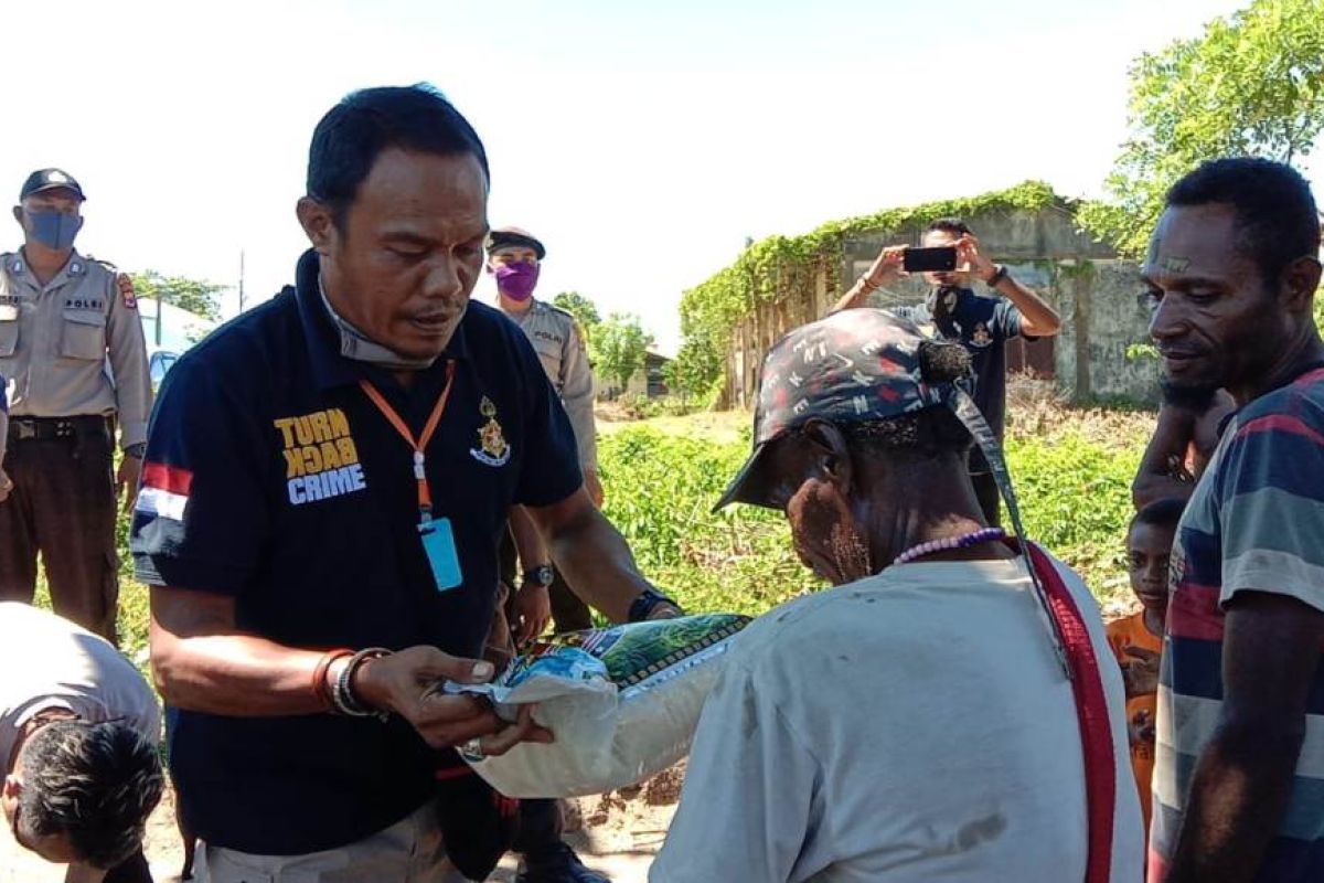 Polres Sarmi kembali bagikan masker dan sembako kepada warga