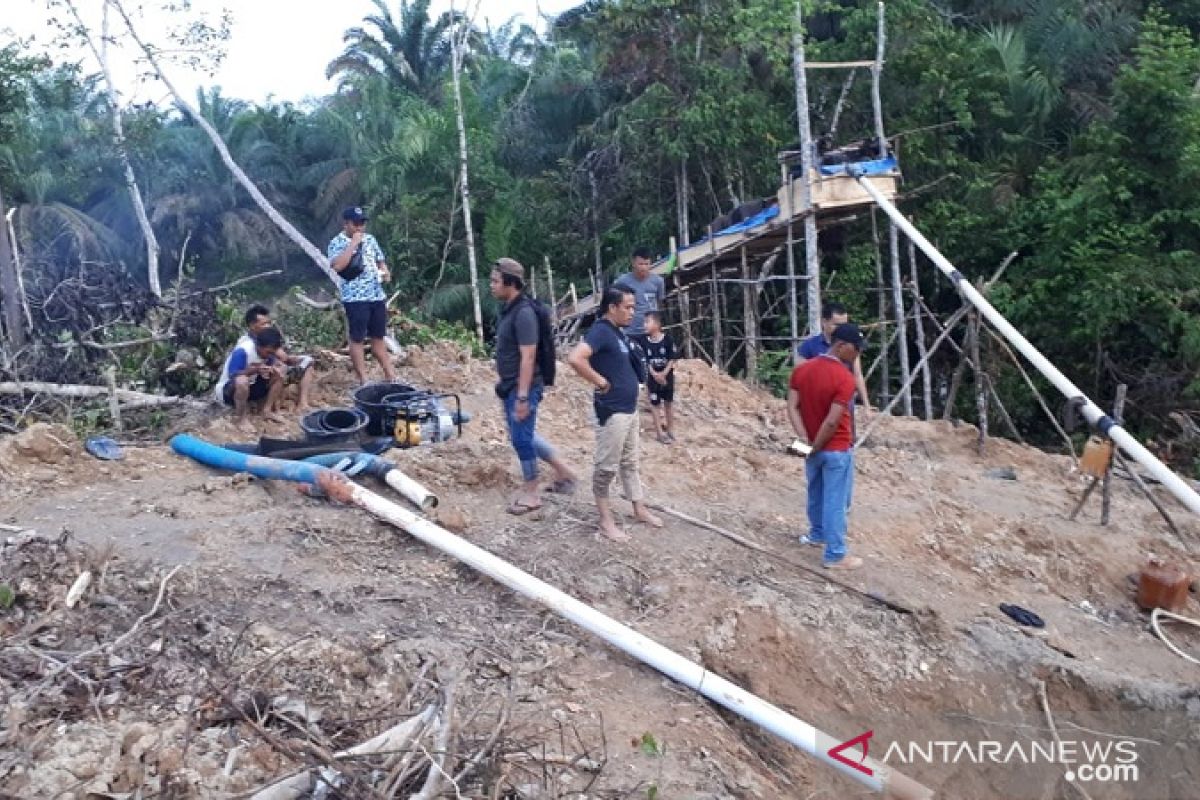 Tebo police apprehend eight illegal gold miners in Jambi