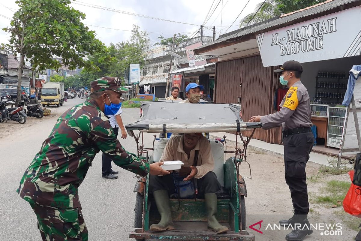 TNI-Polri Kabupaten Bangka bagikan 500 nasi kotak