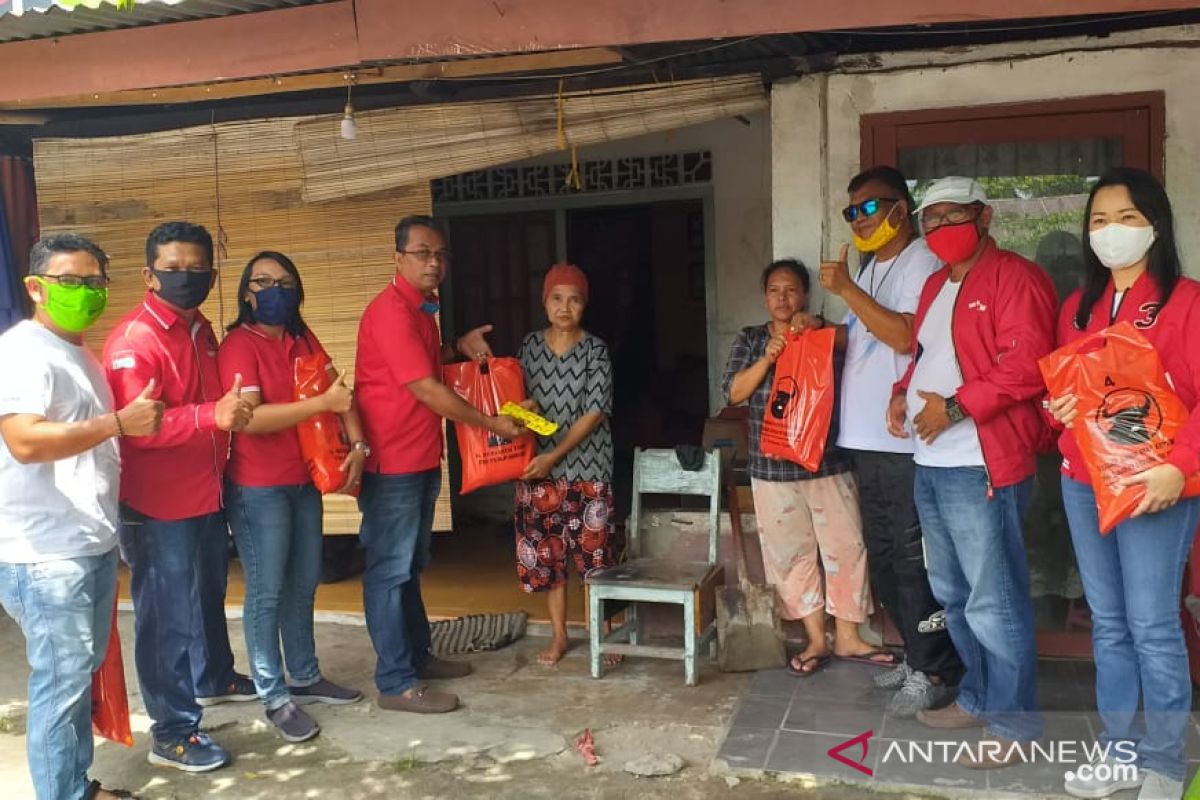 Rudi Centre-PDIP Belitung bagikan 1.000 karung beras ke masyarakat