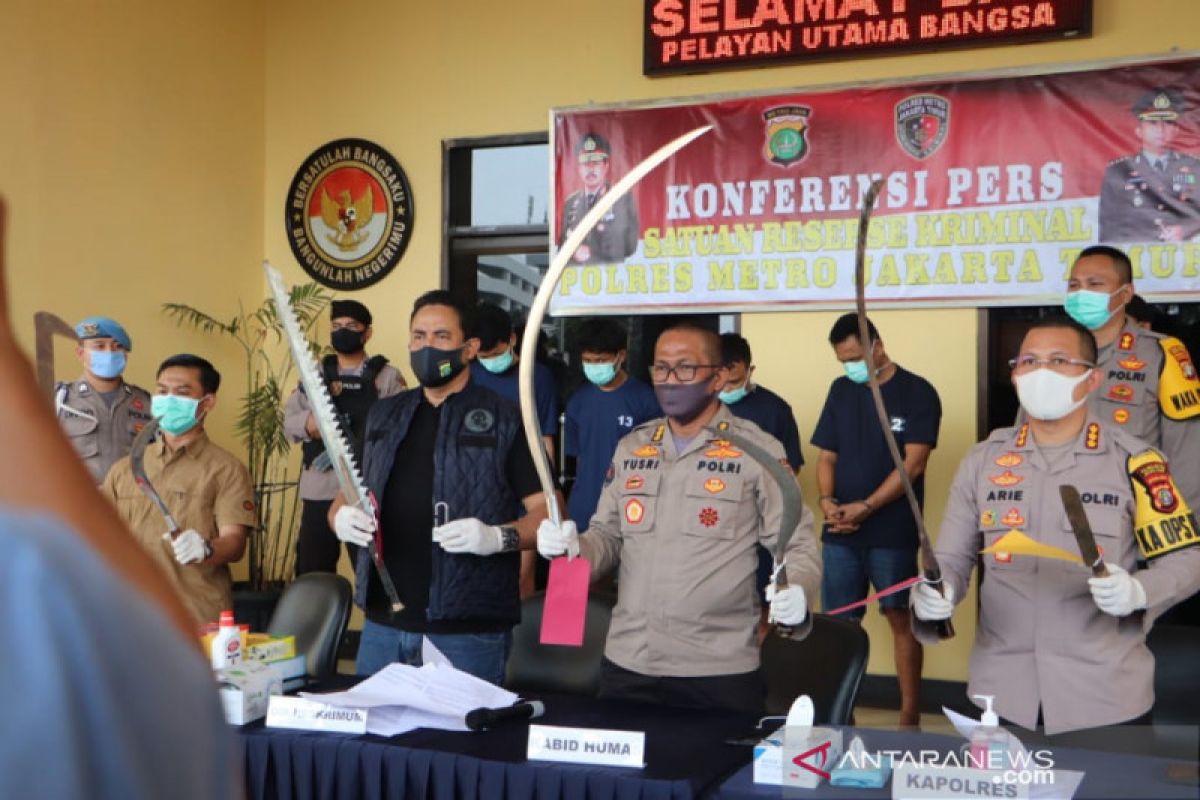 Polisi tangkap empat pemuda bawa senjata tajam buat tawuran