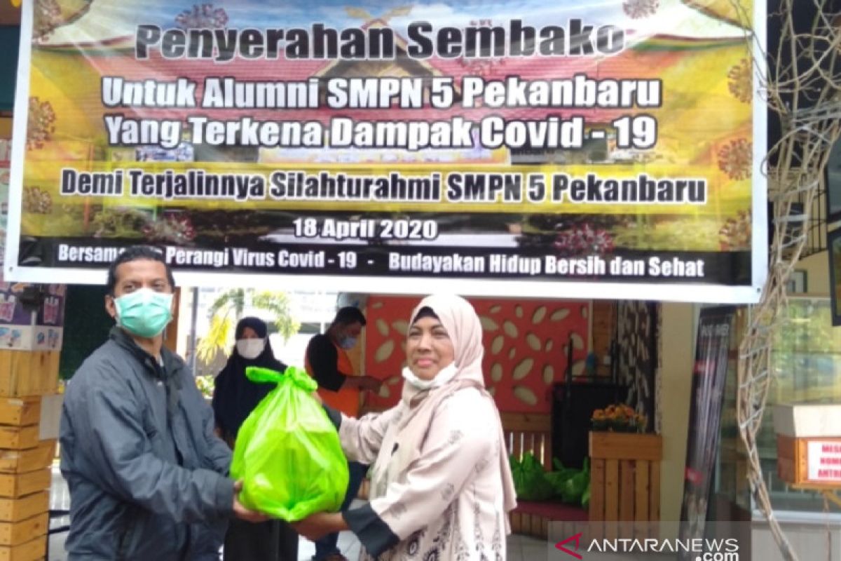 Alumnus SMPN 5 Pekanbaru berbagi sembako kepada anggotanya