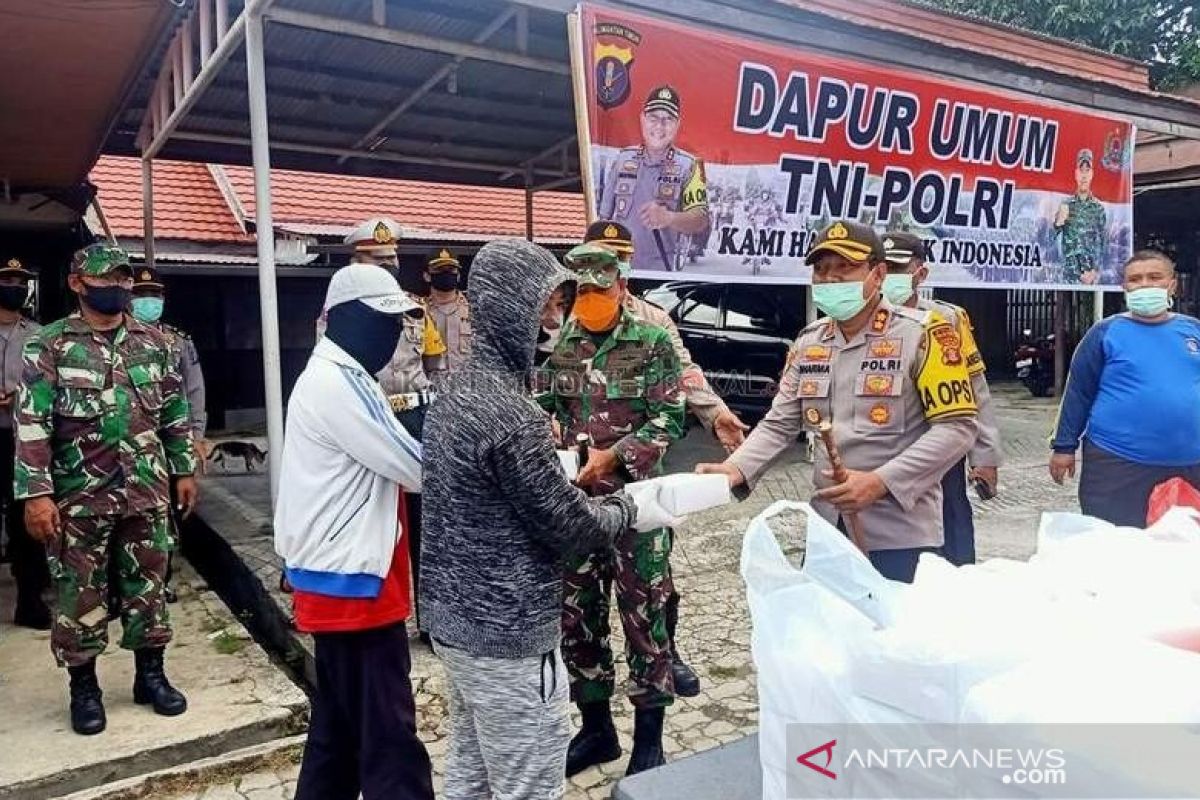 TNI-Polri bagikan 450 nasi kotak kepada warga berpenghasilan rendah