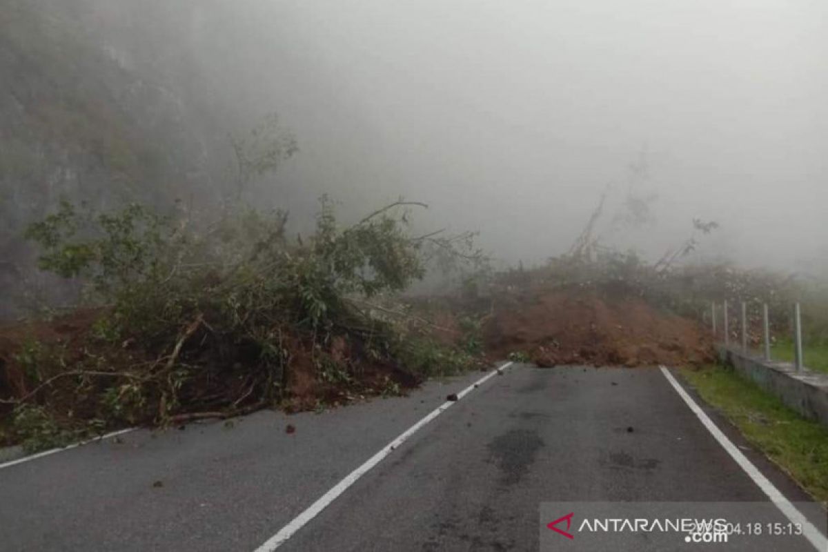 Jalan Bukittinggi-Padang via Malalak longsor tidak bisa dilewati