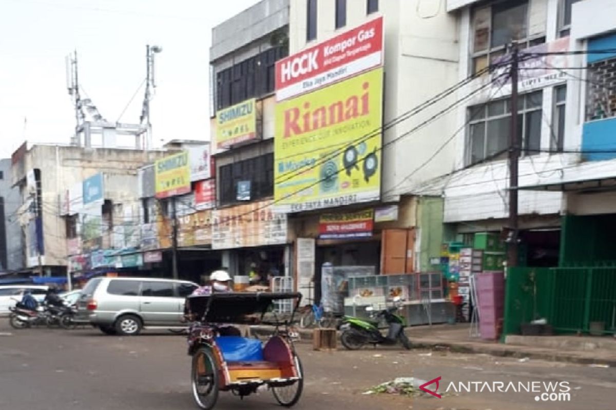 Hari pertama PSBB, keramaian Pasar Anyar Tangerang menurun