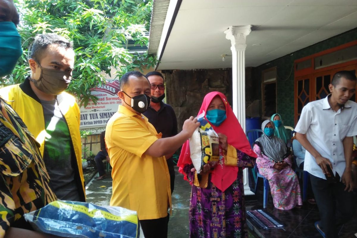 Ketua Golkar Jatim kawal pembagian sembako AMPG di Surabaya