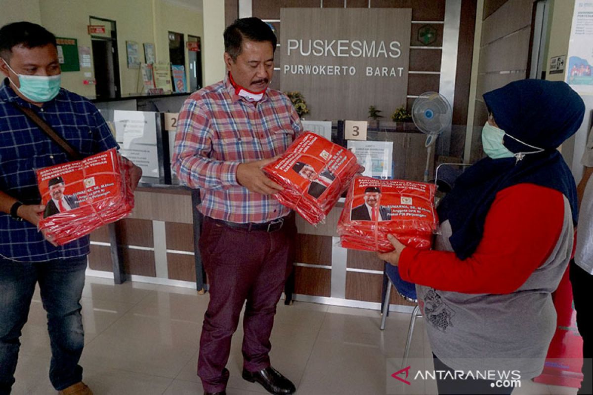 Legislator PDIP serahkan bantuan APD untuk puskesmas di Banyumas